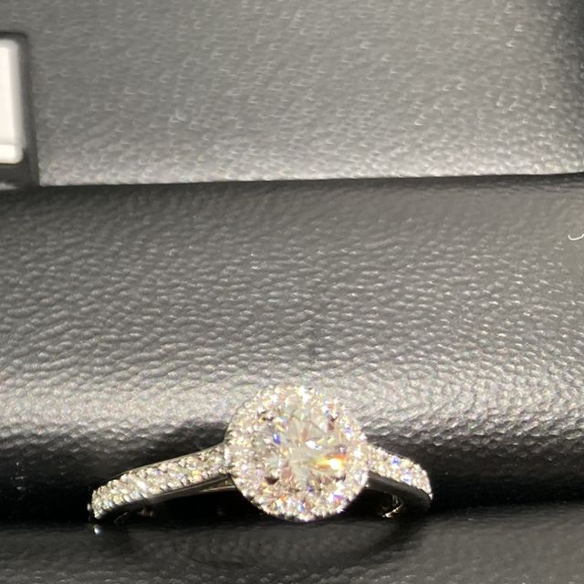 【ラザール ダイヤモンド(LAZARE DIAMOND)の口コミ】 ラザールダイヤモンドといえばダイヤの品質が最高級と伺っていたため、ダ…