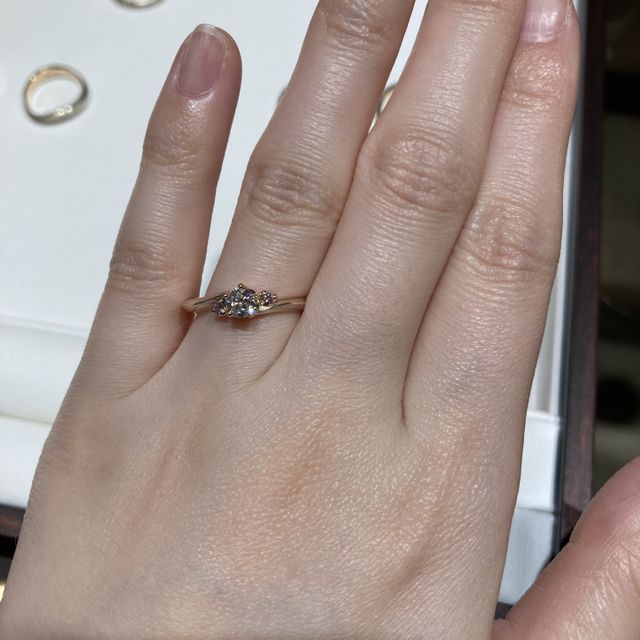 【杢目金屋(もくめがねや)の口コミ】 「桜心」というネーミングにピッタリの指輪です。ダイヤモンドも桜の形で…