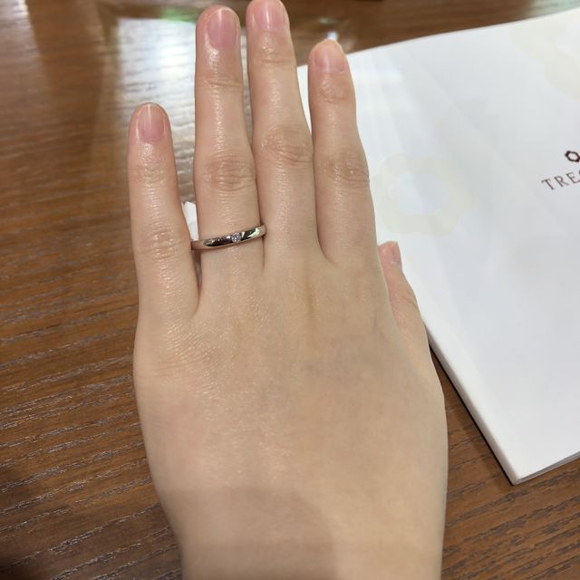 【TRECENTI(トレセンテ)の口コミ】 シンプルな一粒ダイヤですが、枠に沿ってダイヤが埋め込まれており、上品…