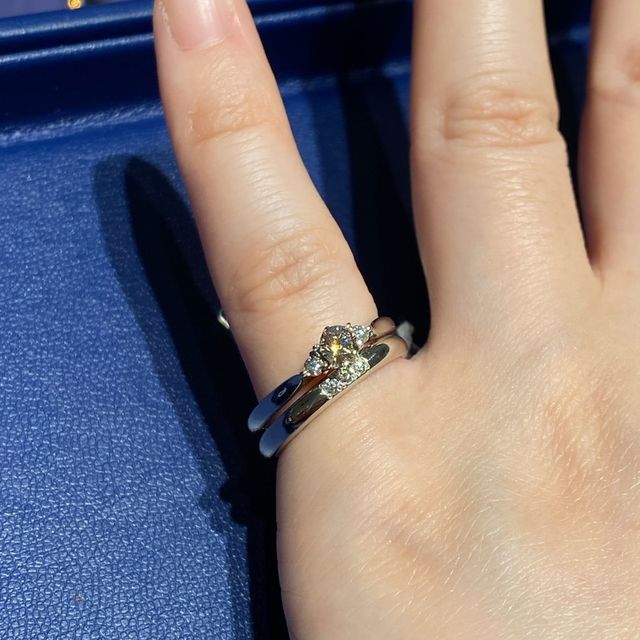 【銀座ダイヤモンドシライシの口コミ】 ブーケロココはサイドにも石のついた3石タイプ♪シンプルだけどしっかり主…