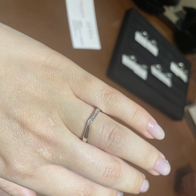 【TRECENTI(トレセンテ)の口コミ】 ゆるやかなVラインに、メレダイヤが入った上品なデザインになっています。…