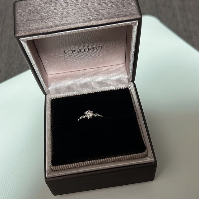 【アイプリモ(I-PRIMO)の口コミ】 デザインがめちゃくちゃ好みでこちらを選びました。
石が数個散りばめられ…