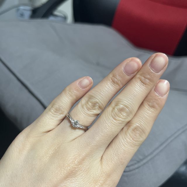 【アイプリモ(I-PRIMO)の口コミ】 デザインがめちゃくちゃ好みでこちらを選びました。
石が数個散りばめられ…