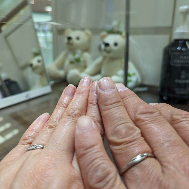 【4℃ BRIDAL(ヨンドシーブライダル)の口コミ】 数店廻ってシンプルなデザインを探してました。
指輪にハメて指とのバラン…