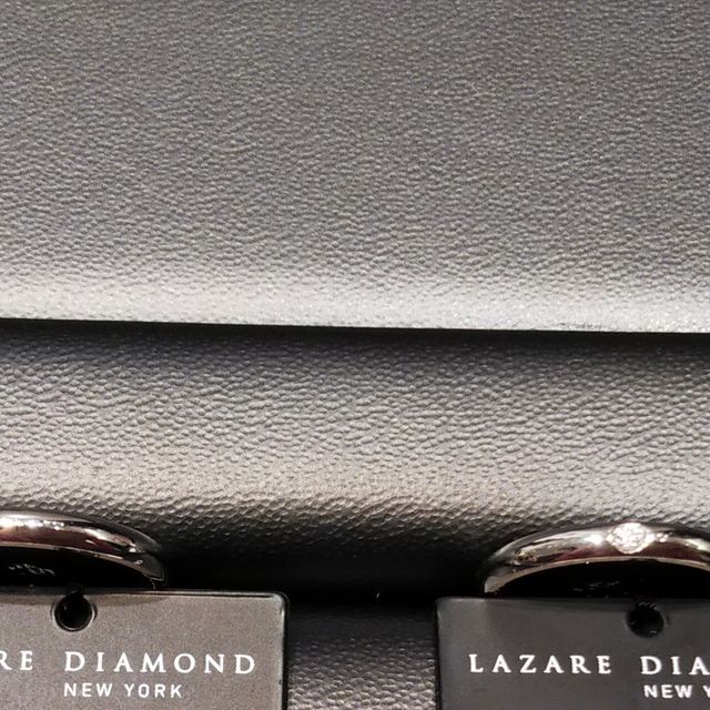 【ラザール ダイヤモンド(LAZARE DIAMOND)の口コミ】 シンプルなデザインだったことです。
細いものだと、年を取ったら貧相に見…