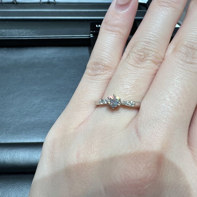【ラザール ダイヤモンド(LAZARE DIAMOND)の口コミ】 シンプルだけどメレダイヤ付きで少し華やかさもあって可愛いかったです。…