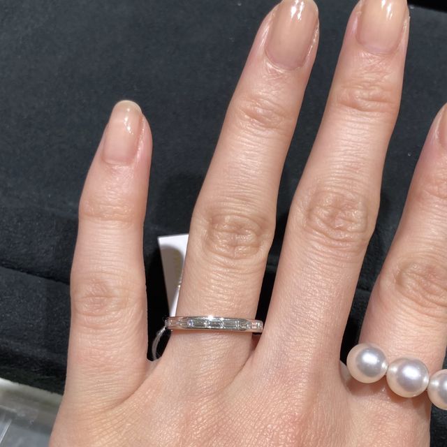 【ヴァンドーム青山(VENDOME AOYAMA)の口コミ】 バゲットカットのハーフエタニティを探して試着しに行きました。
バゲット…