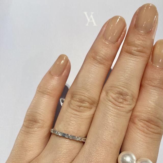 【ヴァンドーム青山(VENDOME AOYAMA)の口コミ】 バゲットカットのハーフエタニティを探して試着しに行きました。
バゲット…