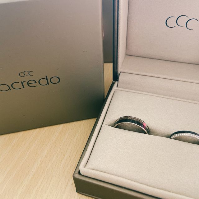 【acredo(アクレード)の口コミ】 指輪のデザインがあまり結婚指輪にはないカーボンを使っていて珍しく、か…