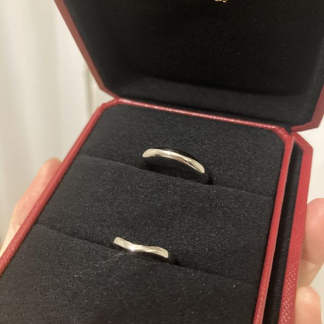 【カルティエ(Cartier)の口コミ】 ・緩やかなV字になったデザインの方が、ストレートのデザインよりも、着用…