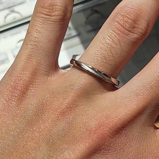 【銀座ダイヤモンドシライシの口コミ】 3店舗巡った後に購入を決めました。
最初はウエーブタイプのものを探して…