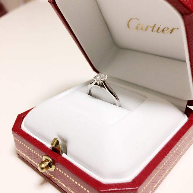 【カルティエ(Cartier)の口コミ】 シンプルな婚約指輪を探しておりデザインにときめきました！他のブランド…