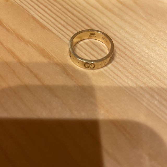 【グッチ(GUCCI)の口コミ】 デザインが定番の結婚指輪とは違い、特別感があります。
また、金の指輪が…