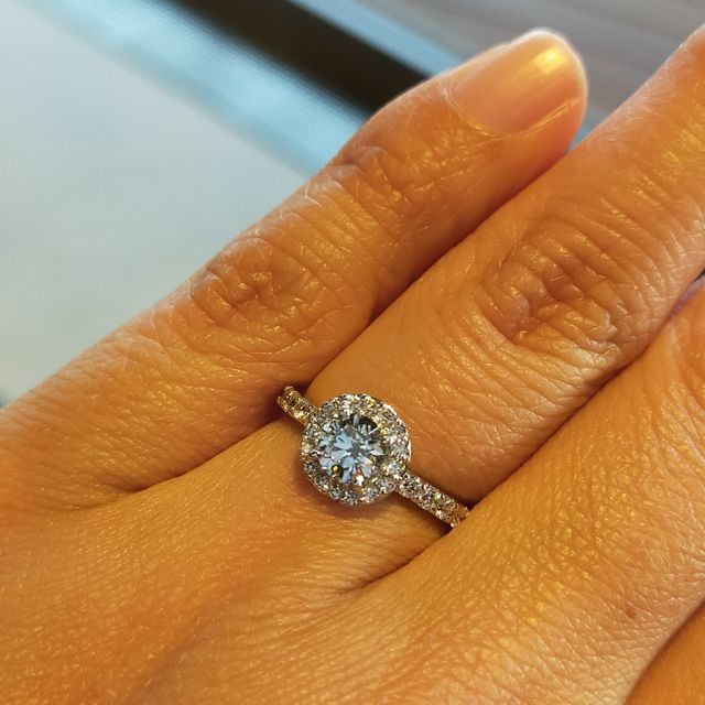 【宝寿堂(ほうじゅどう)の口コミ】 新品仕上げや、サイズ直し等のアフターケアが無料だった点です。
また宝石…