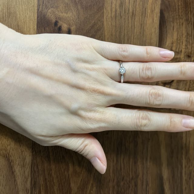 【俄(にわか)の口コミ】 あまり大きすぎず派手ではないものを探していました。この指輪は上品で落…