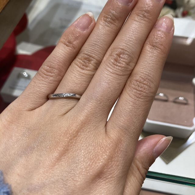 【TRECENTI(トレセンテ)の口コミ】 形はウェーブでダイヤが斜めに入っているものを探すのに何件も回りました…