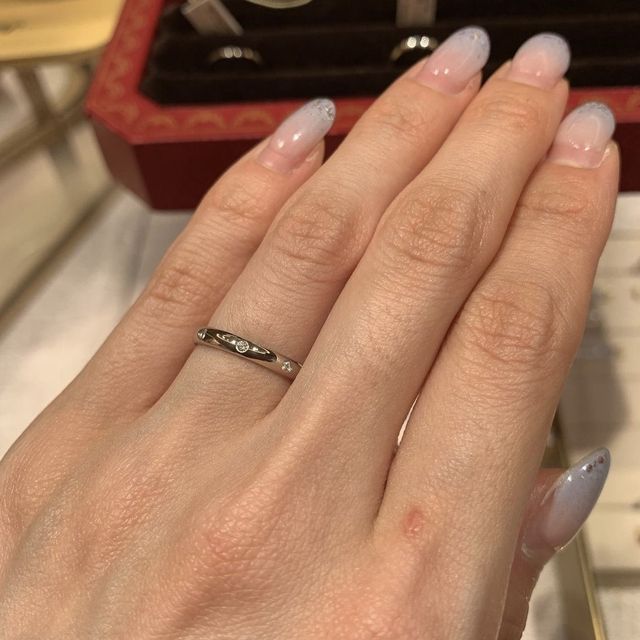 【カルティエ(Cartier)の口コミ】 シンプルな、ダイヤが埋め込まれているタイプ。3つ均等に埋め込まれたデザ…