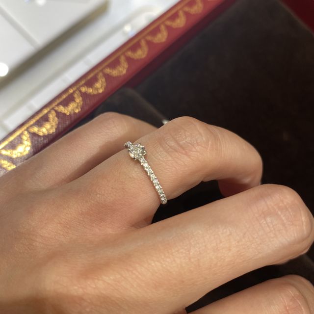 【カルティエ(Cartier)の口コミ】 強調しすぎない一粒ダイヤが可愛らしく、周りのダイヤもフルエタニティで…