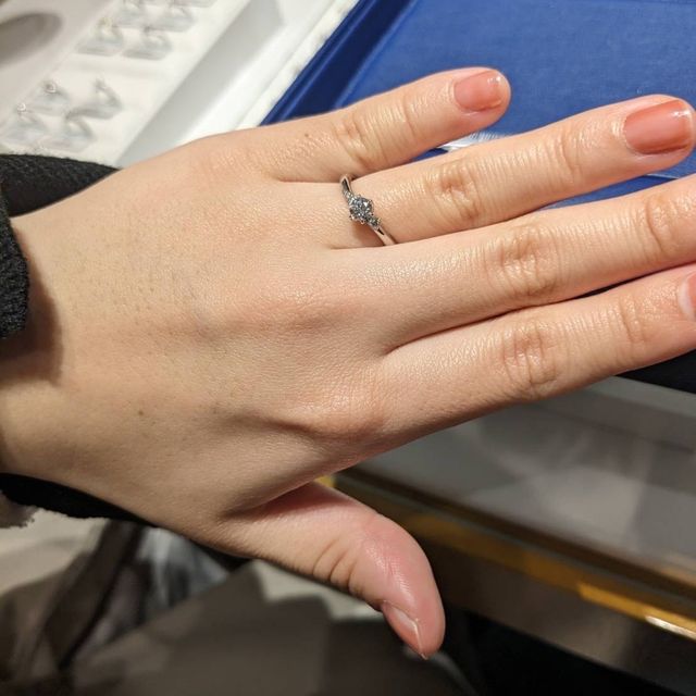 【銀座ダイヤモンドシライシの口コミ】 ブランドとデザインがとても気に入りました。
ピンクゴールドは、指に着用…