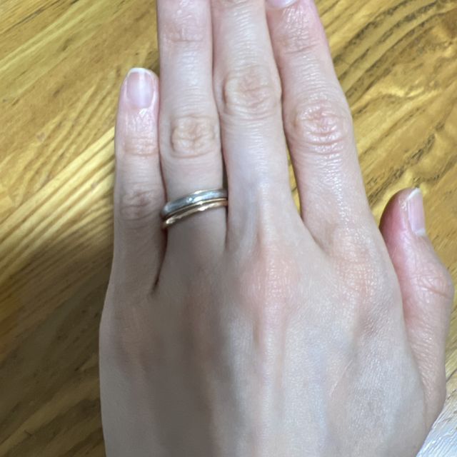 【ith(イズ)の口コミ】 細かい羽の模様が他に見ないデザインだったのと、結婚指輪らしさもあり長…