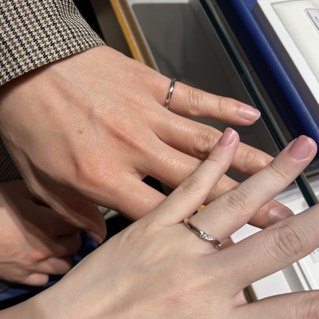 【銀座ダイヤモンドシライシの口コミ】 たくさんある指輪の中でレディース用は丸みがあって柔らかい印象のこちら…