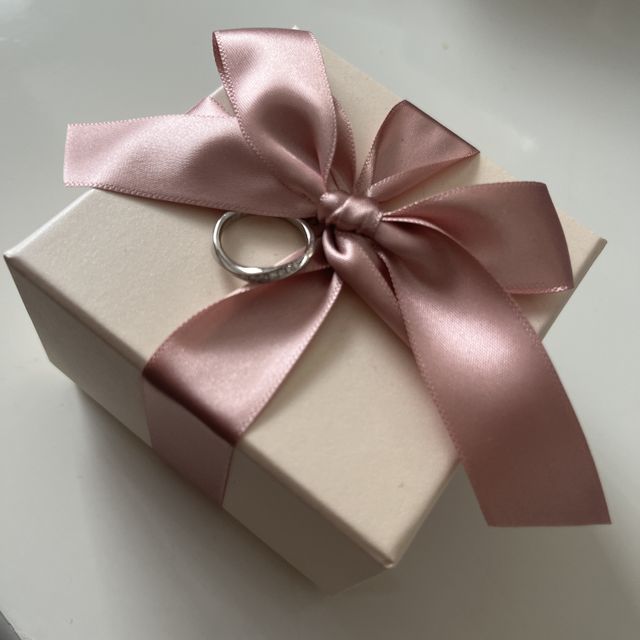 【アイプリモ(I-PRIMO)の口コミ】 婚約指輪と重ね付けが適している結婚指輪を探していました。婚約指輪はウ…