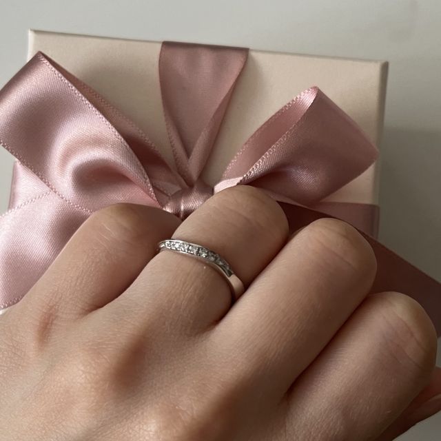 【アイプリモ(I-PRIMO)の口コミ】 婚約指輪と重ね付けが適している結婚指輪を探していました。婚約指輪はウ…