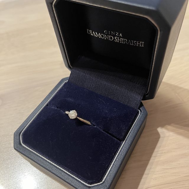 【銀座ダイヤモンドシライシの口コミ】 The婚約指輪というようなデザインを選びました。
最初は他のブランドの指…