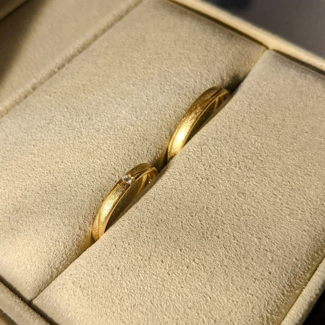 【acredo(アクレード)の口コミ】 指輪のデザインが決め手でした。
ゆるく入ったウェーブと、控えめなのに輝…