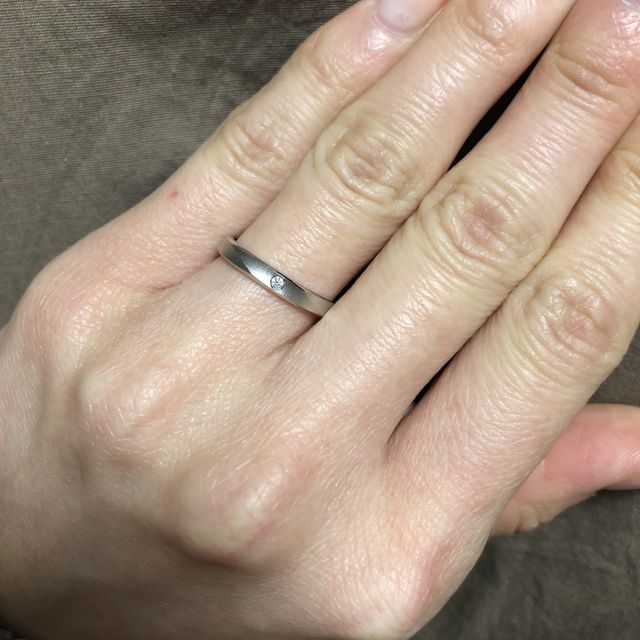 【ラザール ダイヤモンド【取扱店販売】の口コミ】 マットな表面が個性的だったところに彼が一目惚れしました。男性の指輪は…