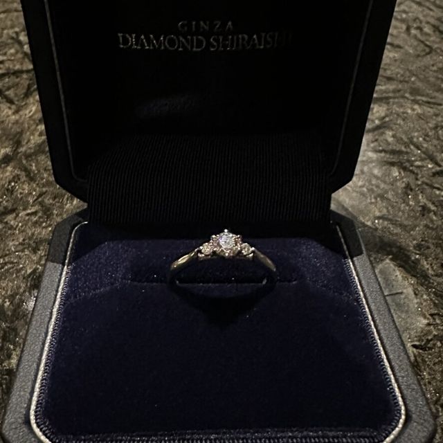 【銀座ダイヤモンドシライシの口コミ】 センターダイヤモンドの左右に小さいダイヤモンドが付いているのが可愛か…