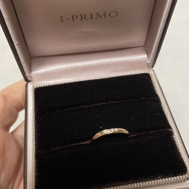 【アイプリモ(I-PRIMO)の口コミ】 決め手はデザインです。私が購入した指輪は斜め上に伸びる線が模様として…