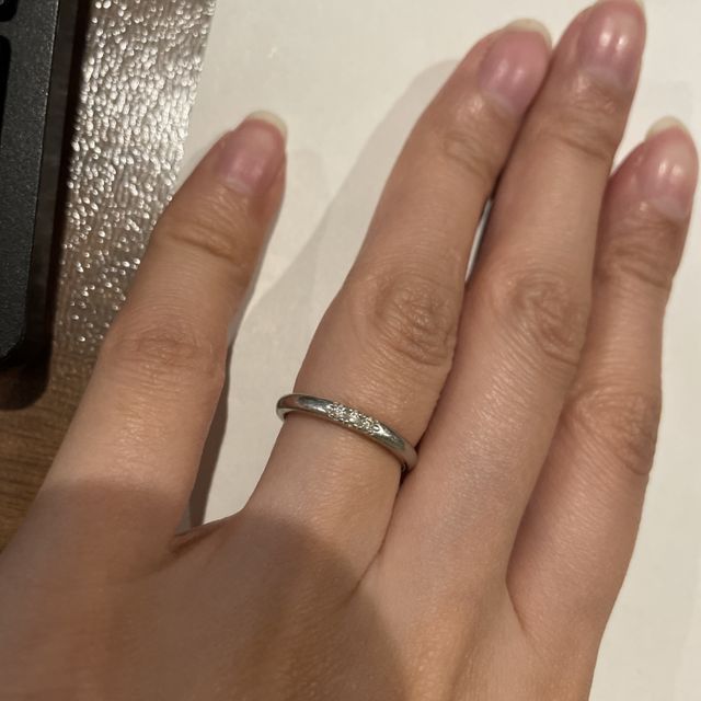 【4℃ BRIDAL(ヨンドシーブライダル)の口コミ】 ダイヤが一つはさみしいとおもったのですが、おおすぎると日焼け止めをぬ…