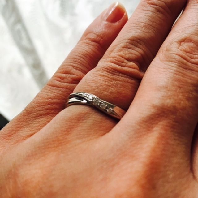 【tamaya BRIDAL(宝石の玉屋)の口コミ】 男女共に流線のフォルムが綺麗です。
女性用は、流線に埋め込まれたダイヤ…