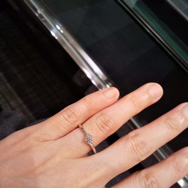 【ラザール ダイヤモンド(LAZARE DIAMOND)の口コミ】 華奢な指輪が好みなのと、スッキリと洗練された雰囲気だったので選びまし…