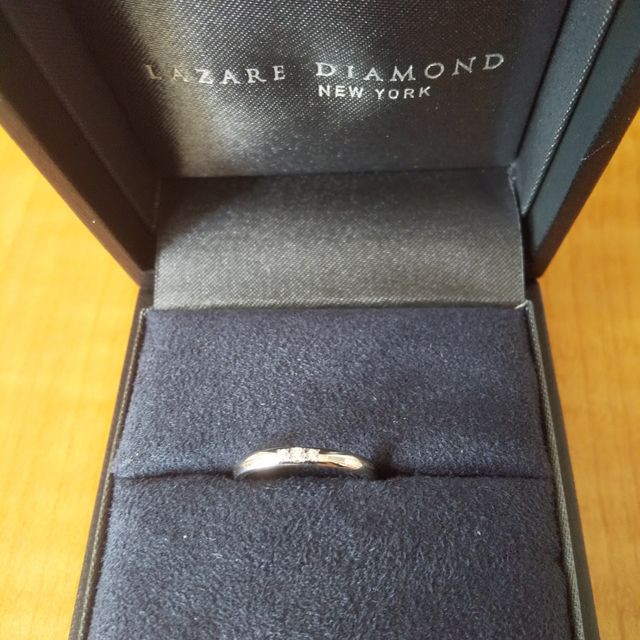 【ラザール ダイヤモンド(LAZARE DIAMOND)の口コミ】 指輪は華奢なストレートと決めて探しました。ダイヤモンドは３石でさりげ…