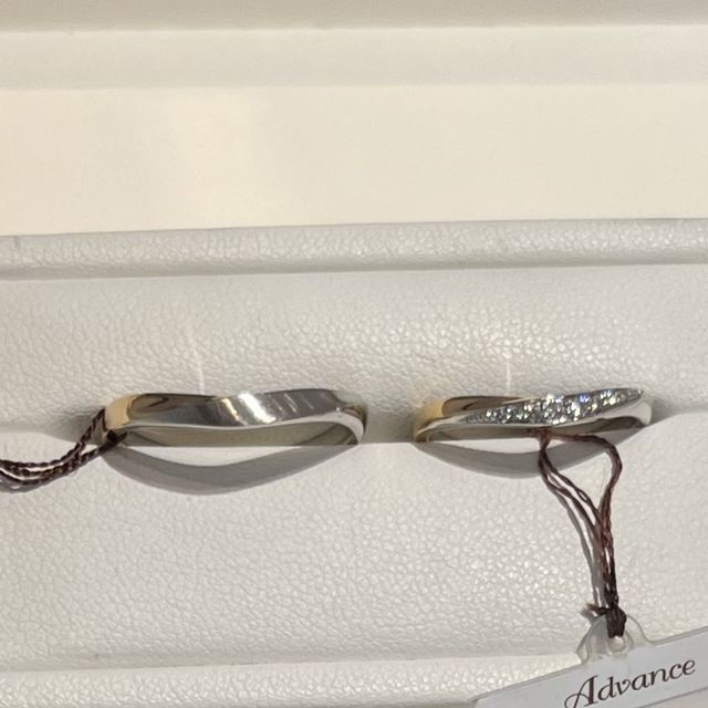 【JEWELRY STUDIO Advance(ジュエリースタジオアドバンス)の口コミ】 緩やかなV字のデザインに半分がゴールドになっています。斜めに入ったダイ…
