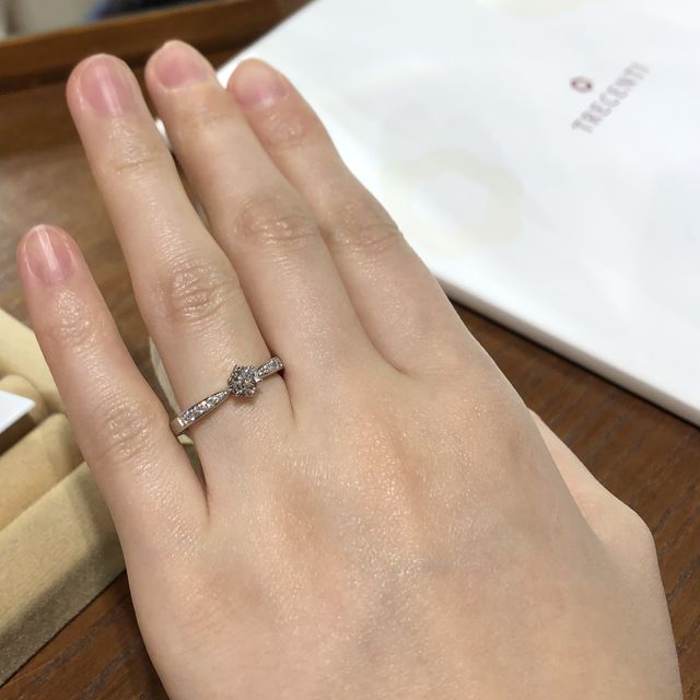 【TRECENTI(トレセンテ)の口コミ】 ダイヤがめいいっぱいに輝きがあり、真ん中のダイヤを引き立てるように真…