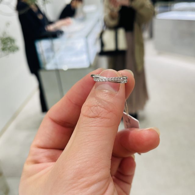 【AHKAH(アーカー)の口コミ】 クロスになっており、片方に宝石が入っています。
メレではなく、ダイヤモ…