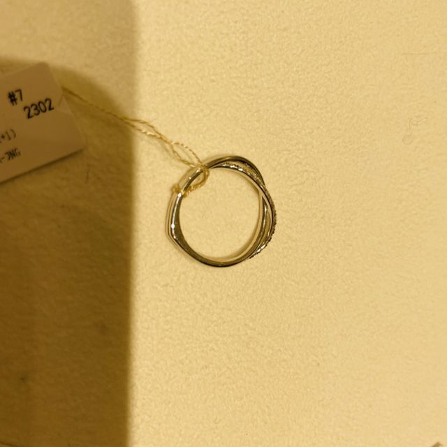 【AHKAH(アーカー)の口コミ】 クロスになっており、片方に宝石が入っています。
メレではなく、ダイヤモ…