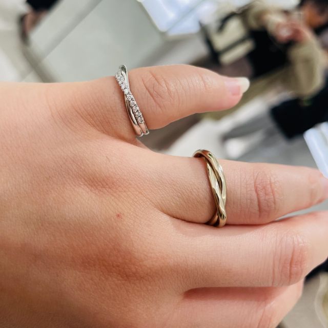 【AHKAH(アーカー)の口コミ】 クロスになっており、片方に宝石が入っています。
メレではなく、ダイヤモ…