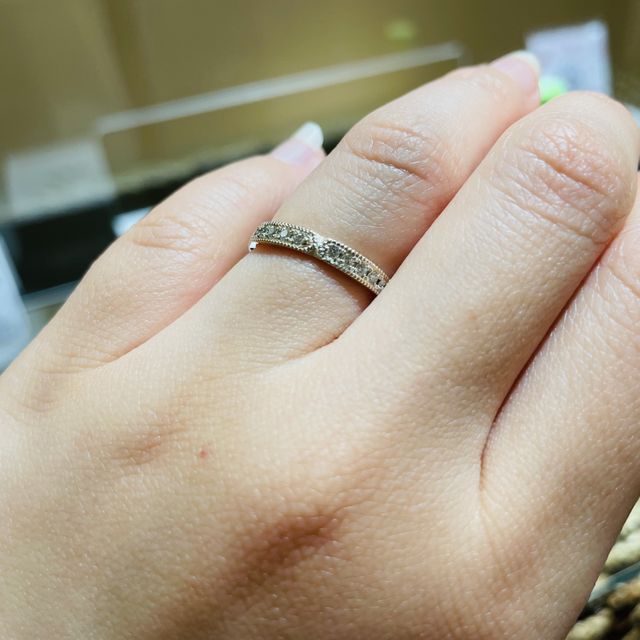 【杢目金屋(もくめがねや)の口コミ】 他にはない、木目調の指輪です！
板を何重にも重ねて熱を加えたり曲げたり…