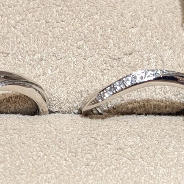 【TRECENTI(トレセンテ)の口コミ】 形は、ウェーブの結婚指輪です。指輪の太さは、他のブランドより太めだと…