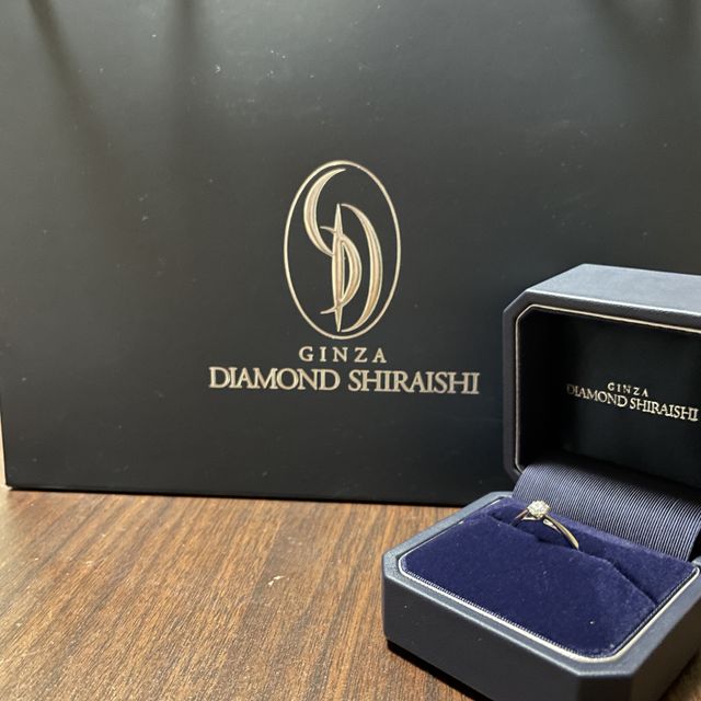 【銀座ダイヤモンドシライシの口コミ】 シンプルでダイヤモンドがとても際立っているので気に入ってます。商品の…