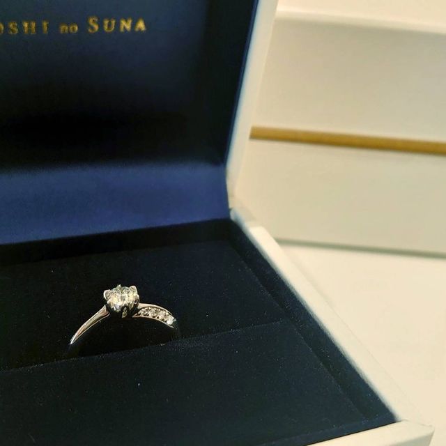 【HOSHI no SUNA 星の砂(ほしのすな)の口コミ】 決めてはダイヤモンドに個性を感じたからです。
この指輪をスコープで覗い…