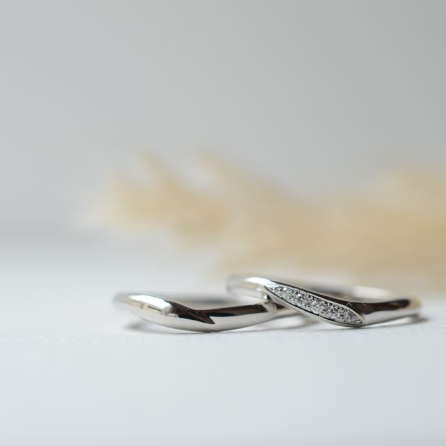 【CRAFY(クラフィ)の口コミ】 婚約指輪と重ねづけできるようなデザインにしたかったのでV字にしました。…