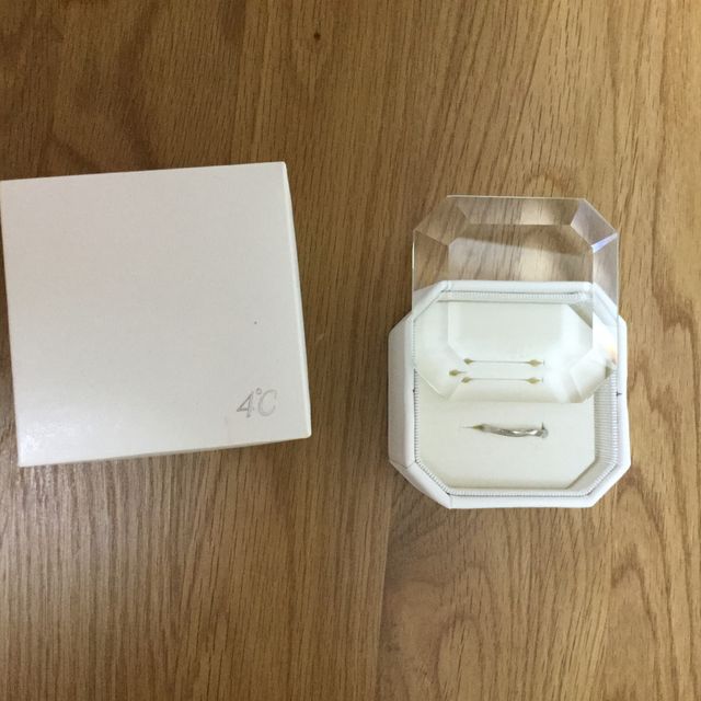 【4℃ BRIDAL(ヨンドシーブライダル)の口コミ】 4℃のデザインは、ほとんどがシンプルなものが多かったです。
実際に店舗で…