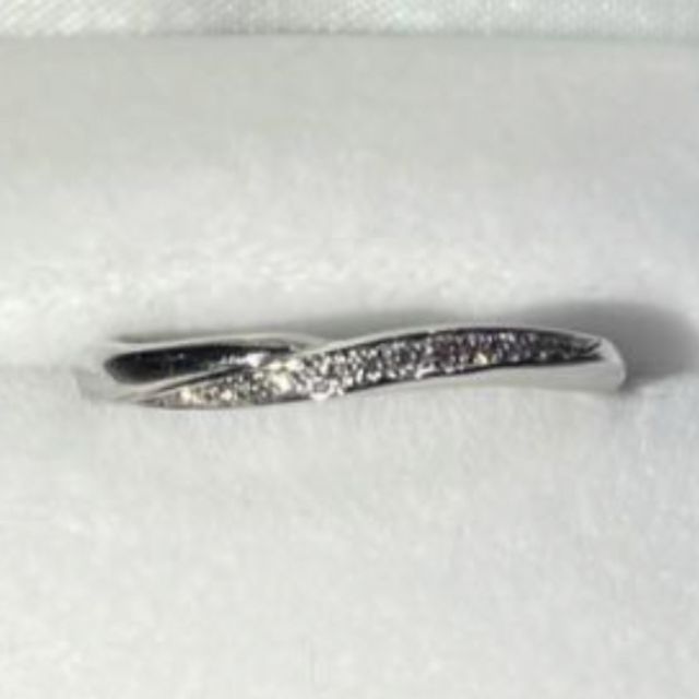 【銀座ダイヤモンドシライシの口コミ】 シンプルで可愛らしいデザイン。セットで購入したが、女性側はダイヤモン…