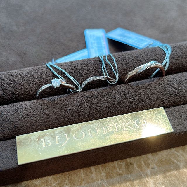 【COCKTAIL(カクテル)の口コミ】 婚約指輪と結婚指輪のセットリングなので綺麗に2本を重ね付けできるところ…