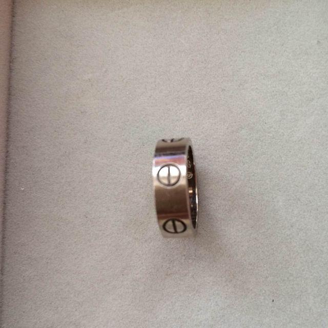 【カルティエ(Cartier)の口コミ】 結婚指輪にはぴったりだと思い試着しました。重厚感があり、デザインもと…